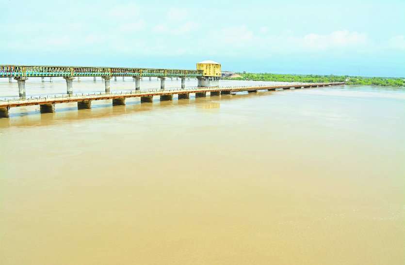 Chambal river in danger latest news in hindi चंबल का जलस्तर खतरे के निशान से एक मीटर ऊपर, अलर्ट जारी