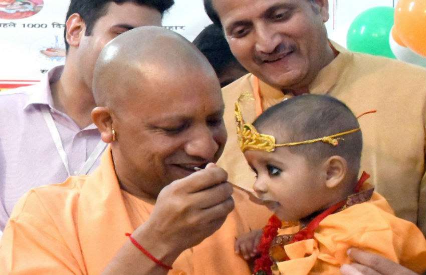 आपने योगी आदित्यनाथ की ये तस्वीर देखी या नहीं