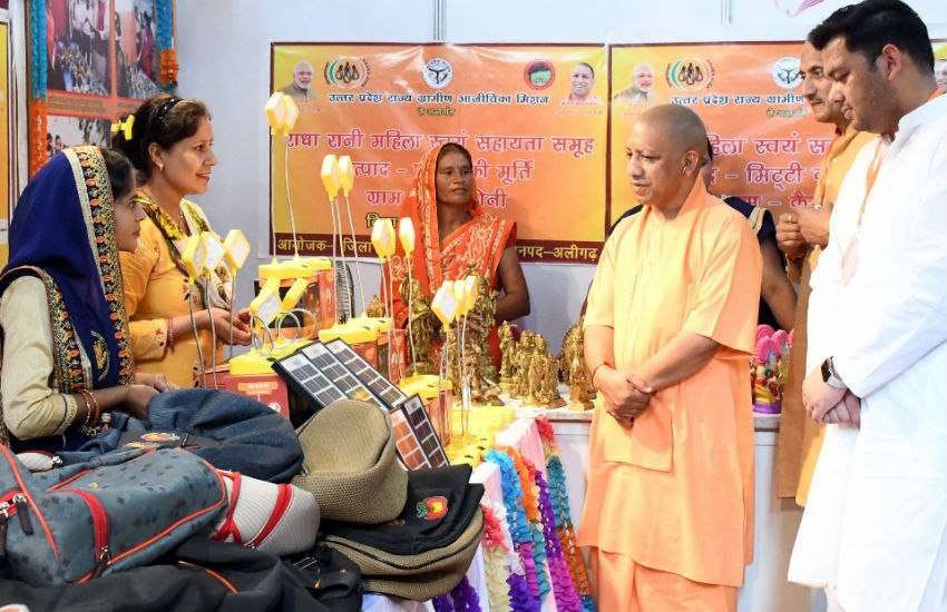 आपने योगी आदित्यनाथ की ये तस्वीर देखी या नहीं