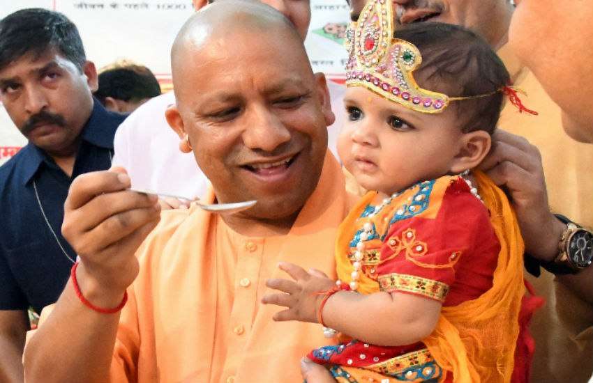 आपने योगी आदित्यनाथ की ये तस्वीर देखी या नहीं
