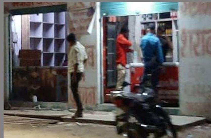 देर रात शराब बिक्री पर आबकारी विभाग मौन, आबकारी विभाग ने दो साल में बनाएं मात्र 39 प्रकरण भीनमाल में यहां शराब ठेकेदारों की यह मनमर्जी समझ से परे