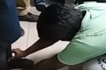 eve teasers beaten by girls in amroha छात्राओं ने मनचलों को सिखाया ऐसा सबक कि पैरों में गिड़गिड़ाकर मांगने लगे माफी