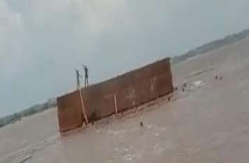 Containers of railway bridge under construction shed in Chambal's flow चम्बल के बहाव में बहा निर्माणाधीन रेलवे ब्रिज का कंटेनर, छह लोगों को ग्रामीणों ने बचाया