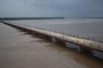 Water level of Chambal reached old bridge, disconnection of a dozen vi पुराने पुल पर पहुंचा चम्बल का जलस्तर, एक दर्जन गांवों को कटा सम्पर्क, अलवर से बुलाई सेना