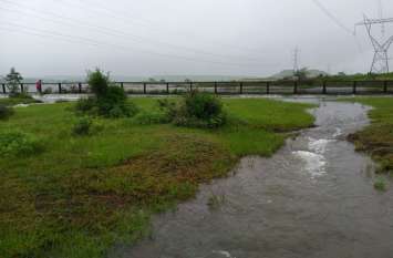 Last year 22 this year it rained 42 inches of water पिछले साल 22 इस साल बरसा गया 42 इंच पानी