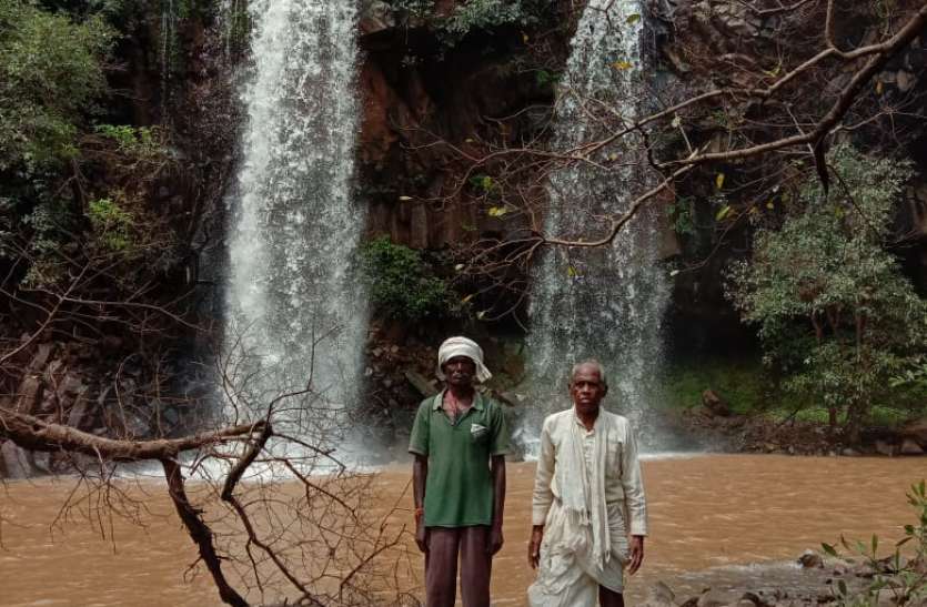 The entrance of the cave is covered by the continuous stream of water जल प्रपाल की अविरल धारा से ढंका है गुफा का द्वार