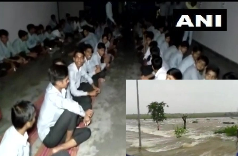 Chittorgarh राजस्थान : चित्तौड़गढ़ जिले में बाढ़ जैसे हालात, 24 घंटे से स्कूल में फंसे 350 छात्र और 50 शिक्षक