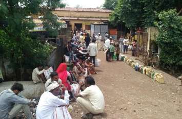 Consumers have to come to ration from 15 km away यहां उपभोक्ताओं को 15 किमी दूर से लेने आना पड़ता है राशन