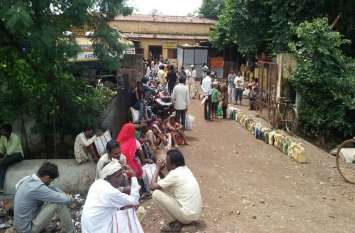Consumers have to come to ration from 5 to 15 km away, rural distresse उपभोक्ताओं को 5 से 15 किमी दूर से लेने आना पड़ता है राशन, ग्रामीण परेशान