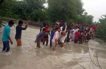 Children are sent to the village when the water is scarce चार दर्जन बच्चों ने गुजारी स्कूल में रात, खाळ में पानी कम होने पर सुबह सभी को भेजा अपने घर