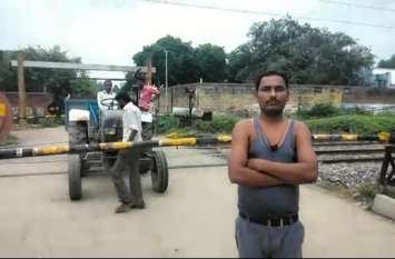 Tractor trolley on railway line, crossing gate closed, memos coming fr Video - रेलवे क्रॉसिंग गेट बंद, अप व डाउन लाइन पर ट्रैक्टर सहित ट्राली खड़ी और सामने से आ रही मेमो और फिर ...