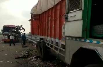 Lucknow Agra express way accident आगरा लखनऊ एक्सप्रेस वे बस - ट्रक में टक्कर, मचा कोहराम