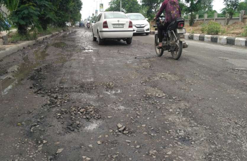 Ahmedabad News: भरे जाने लगे जगतपुर गांव से एसजी हाईवे की रोड़ के गड्ढे Ahmedabad News: भरे जाने लगे जगतपुर गांव से एसजी हाईवे की रोड़ के गड्ढे
