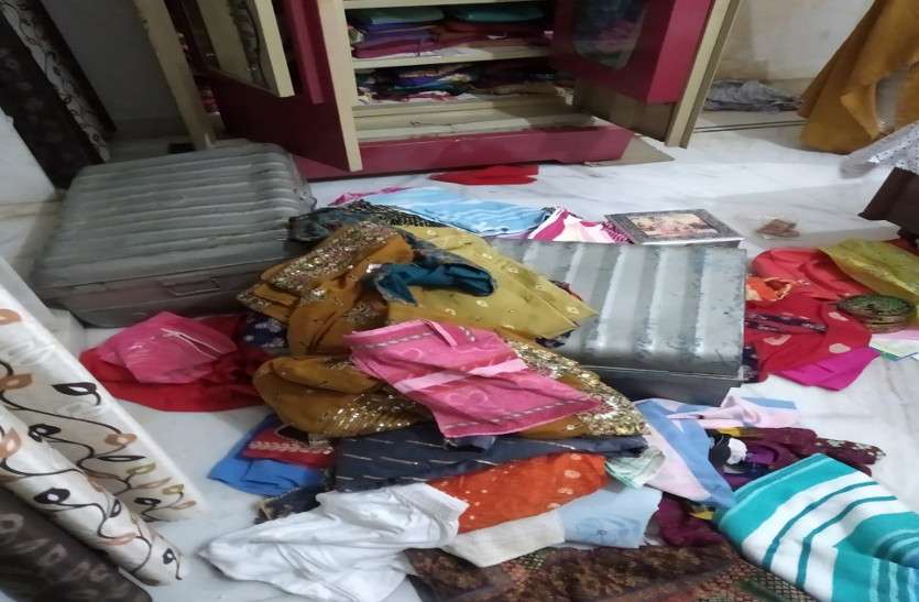 दिन दहाड़े बदमाशों ने मकान के तोड़े ताले, लाखों रूपए के जेवर और नकदी किए पार दिन दहाड़े बदमाशों ने मकान के तोड़े ताले, लाखों रूपए के जेवर और नकदी किए पार