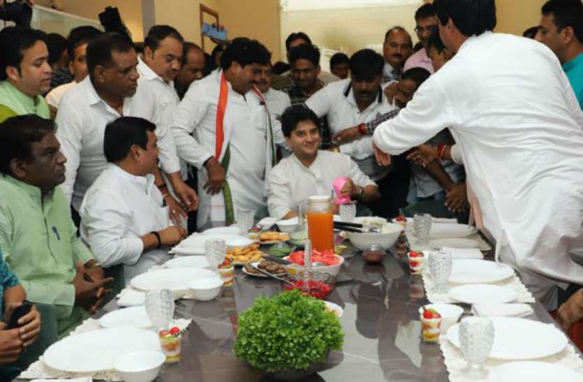 सिंधिया के लंच पॉलिटिक्स की इनसाइड स्टोरी, क्या फिर बदलेगा मध्यप्रदेश का सियासी समीकरण ? सिंधिया के लंच पॉलिटिक्स की इनसाइड स्टोरी, क्या फिर बदलेगा मध्यप्रदेश का सियासी समीकरण ?