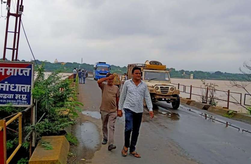 Morattka Bridge opened on the seventh day, the water level of Narmada river decreased 156 घंटे बाद सातवें दिन मोरटक्का पुल पर बहाल हुआ यातायात, वाहन दौड़े तो पटरी पर लौटा जनजीवन