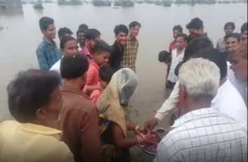 jhalawar heavy rain: Overflow river worship in jhalawar बाढ़ को न्योता दे रही उफनती नदी को शांत करने का जतन, लोगों ने की विधि विधान से नदी की पूजा-अर्चना