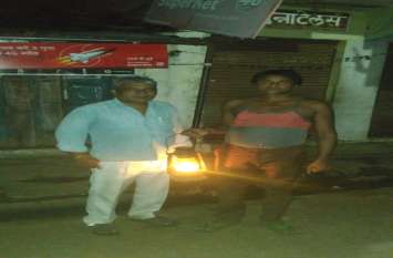 villagers afraid of increase in electricity supply use lantern बिजली दरों में बढ़ोतरी से परेशान हुए ग्रामीण, लाइट की जगह लालटेन में व्यतीत कर रहे जीवन
