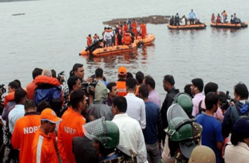 Godavari River: Tourist Boat Overturned In East Godavari District गोदावरी नदी में पर्यटकों से भरी नाव पलटी, 12 की मौत, 43 लापता