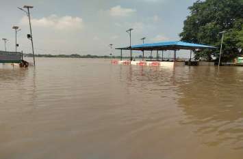 flood situation in purvanchal many districts peoples feare लगातार तेजी से बढ़ रहा गंगा का जलस्तर दहशत में लोग