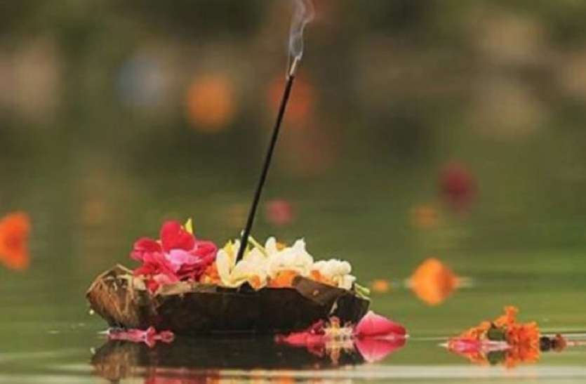 पितृ पक्ष पर कौवों को क्यों कराया जाता है भोजन, जानिए इसका खास महत्त्व