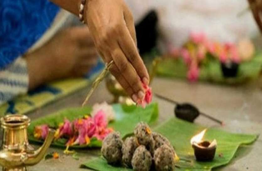 पितृ पक्ष पर कौवों को क्यों कराया जाता है भोजन, जानिए इसका खास महत्त्व