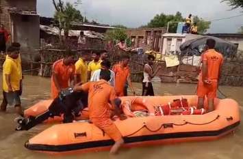heavy rain in jhalawar weather forecast latest update झालावाड़ में बाढ़ से कई घरों के सामान हुए खराब, 237 लोगों का किया रेस्क्यू, स्कूलों में सोमवार का अवकाश