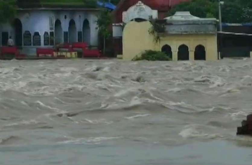33 जिलों में भारी बारिश का अलर्ट, पशुपतिनाथ मंदिर भी डूबा, 80 फीसदी फसलें खराब, शहर से गांव तक पानी ही पानी 33 जिलों में भारी बारिश का अलर्ट, पशुपतिनाथ मंदिर भी डूबा, 80 फीसदी फसलें खराब, शहर से गांव तक पानी ही पानी