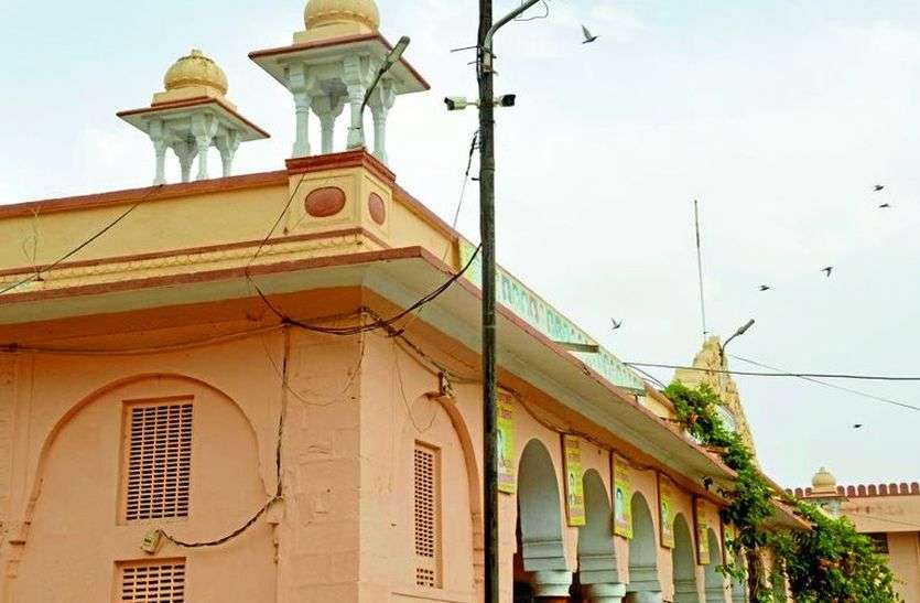 शेखावाटी अंचल के सबसे बड़े अस्पताल को लग रहा लाखों का चूना शेखावाटी अंचल के सबसे बड़े अस्पताल को लग रहा लाखों का चूना
