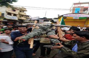 np president's protest against making vulgar remarks on social media सोशल मीडिया पर अभद्र टिप्पणी करने पर नगर पंचायत अध्यक्ष का विरोध, निकाली अर्थी
