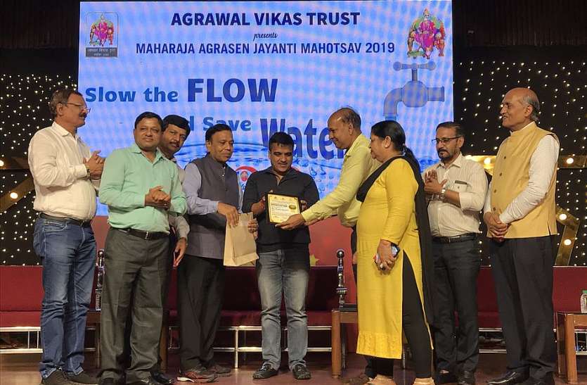 अग्रवाल अचीवर्स में अग्र प्रतिभाओं का सम्मान अग्रवाल अचीवर्स में अग्र प्रतिभाओं का सम्मान