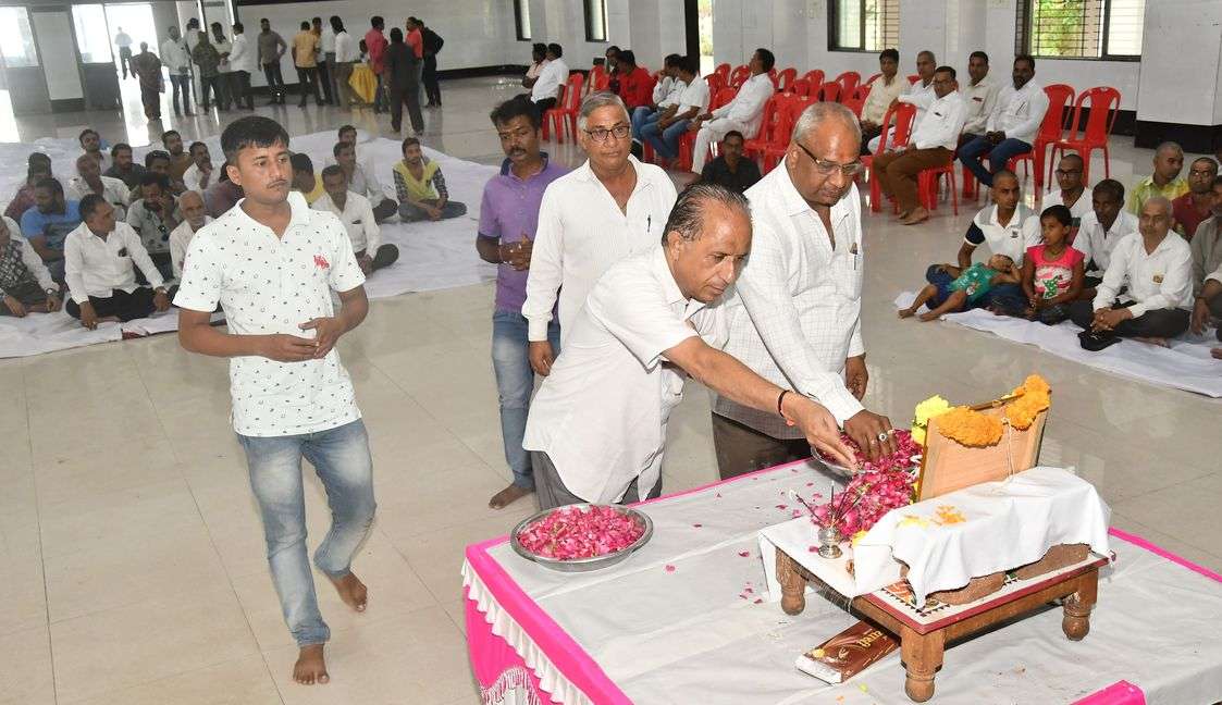 ‘लोगों की भीड़ को कौतुहल से देख रही थीं मासूम आंखें’