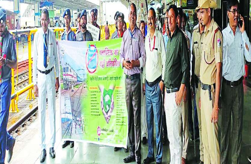 स्वच्छता सर्वे टीम ने किया सूरत स्टेशन का निरीक्षण स्वच्छता सर्वे टीम ने किया सूरत स्टेशन का निरीक्षण
