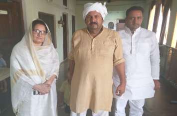 Former MP Tabassum Hasan met BKU president naresh Tikait SP विधायक की गिरफ्तारी के खिलाफ पूरा विपक्ष एकजुट, सपा और प्रशासन में टकराव की स्थिति