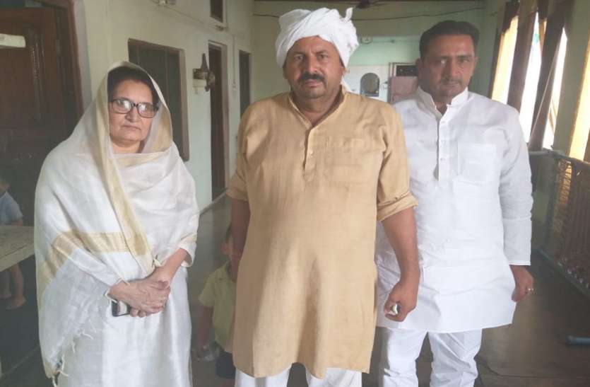 Former MP Tabassum Hasan met BKU president naresh Tikait SP विधायक की गिरफ्तारी के खिलाफ पूरा विपक्ष एकजुट, सपा और प्रशासन में टकराव की स्थिति