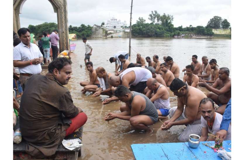 tarpan at Gwarighat tarpan : ऐसे करें तर्पण, प्रसन्न होंगे पितर