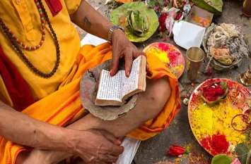 Shradh 2019: shradh tarpan vidhi mantra for purvaj and pitra श्राद्ध में माता, पिता और दादाजी का इन मंत्रों से करें तर्पण, इतनी बार दें आत्मा को जल
