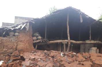 Eight huts collapsed आठ केलूपोश मकान ढहे
