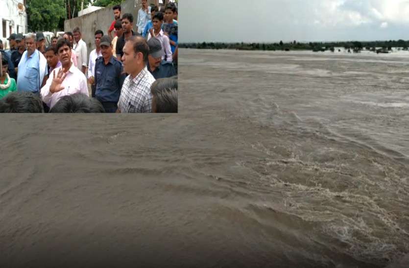 23 साल बाद 23 मीटर के रिकॉर्ड स्तर पर पहुंची चम्बल, गांवों को खाली करवाना शुरू 23 साल बाद 23 मीटर के रिकॉर्ड स्तर पर पहुंची चम्बल, गांवों को खाली करवाना शुरू