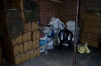 police recovered firecrackers at chitouli village VIDEO: भारी मात्रा में विस्फोटक पदार्थ मिलने से मचा हड़कंप