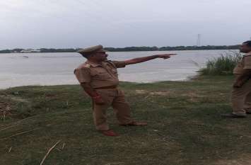 ganga Flood level increase in chandauli तेजी से बढ़ रहे गंगा के जलस्तर एक बार फिर सहमे लोग, लोगों को किया गया सतर्क