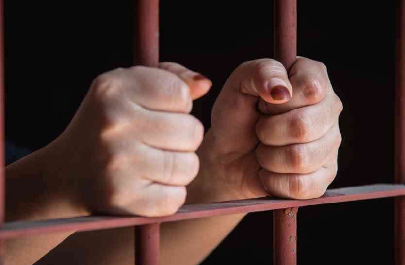 छह साल कम बताई उम्र तो टूट पड़ा मुसीबतों का पहाड़ छह साल कम बताई उम्र, इस महिला पर टूट पड़ा मुसीबतों का पहाड़