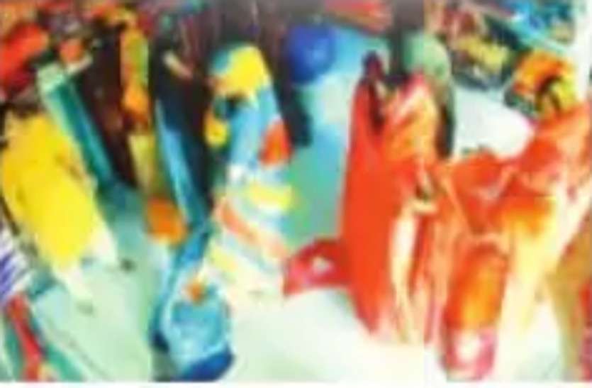 women_gang.jpg सावधान! महिलाओं का गिरोह कपड़ों की दुकानों को बना रहा निशाना