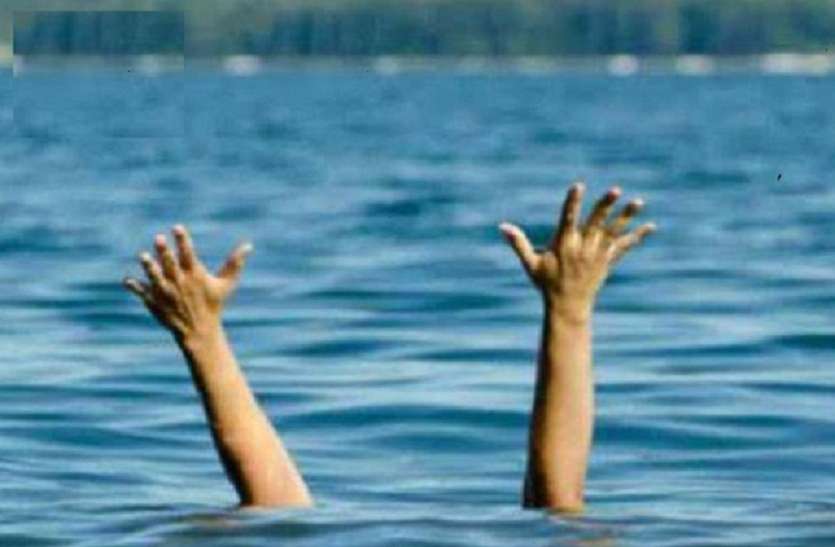 Dead body found in river eight days old in khandwa आठ दिन पुराने शव में पड़े कीड़े, मछलियों ने नोंच खाए चेहरा और हाथ-पैर
