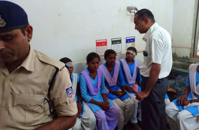 Auto turn full of schoolgirls, his father was driving in place of driv स्कूली छात्राओं से भरा ऑटो पलटा, चालक की जगह चला रहा था उसका पिता, जानिए फिर क्या हुआ