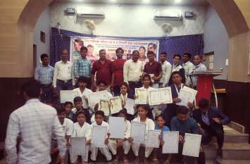 Black belt players and Gilli Danda members honored ब्लैक बेल्ट कराते खिलाडिय़ों व गिल्ली डंडा के सदस्यों का किया गया सम्मान