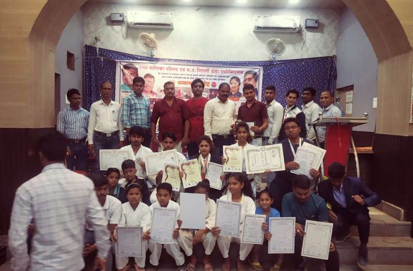 ब्लैक बेल्ट कराते खिलाडिय़ों व गिल्ली डंडा के सदस्यों का किया गया सम्मान ब्लैक बेल्ट कराते खिलाडिय़ों व गिल्ली डंडा के सदस्यों का किया गया सम्मान
