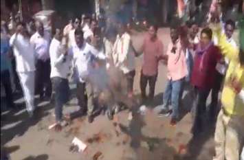 About the nan scam Congressmen burnt effigies of both former CM VIDEO : धरना स्थल पर गूंजती रही मंतू-रमन की आवाज, फिर कांग्रेसियों ने दोनों पूर्व सीएम का जलाया पुतला