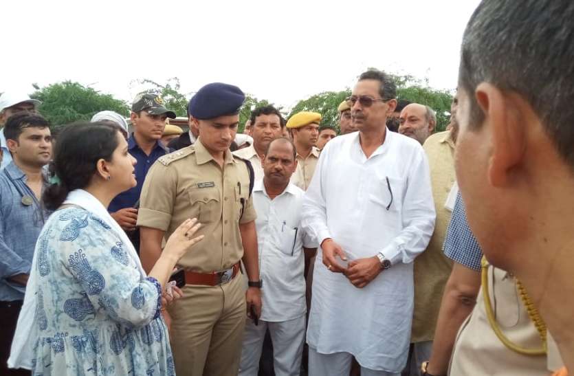 मंत्री विश्वेन्द्र सिंह पहुंचे धौलपुर, बाढ़ और जलभराव प्रभावित इलाकों का किया दौरा मंत्री विश्वेन्द्र सिंह पहुंचे धौलपुर, बाढ़ और जलभराव प्रभावित इलाकों का किया दौरा
