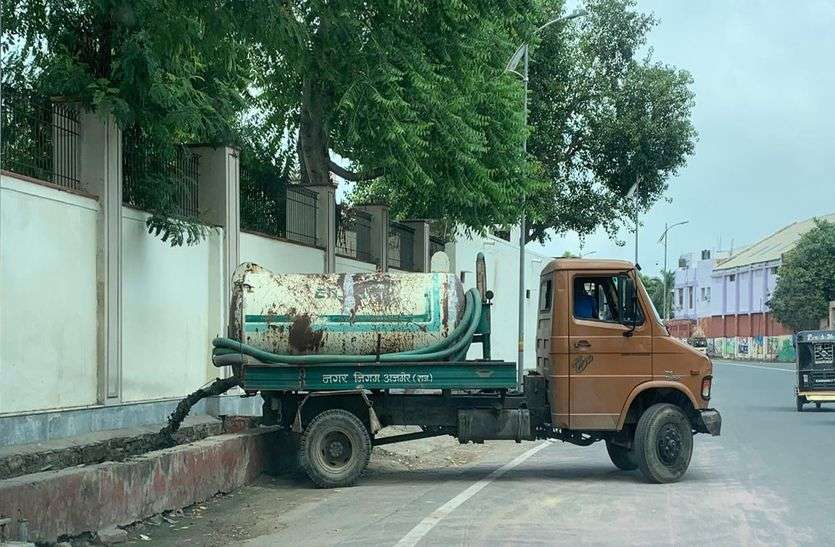 Smart city : स्मार्ट सिटी के खुले नालों में बह रही सेफ्टी टैंक की गंदगी Smart city : स्मार्ट सिटी के खुले नालों में बह रही सेफ्टी टैंक की गंदगी